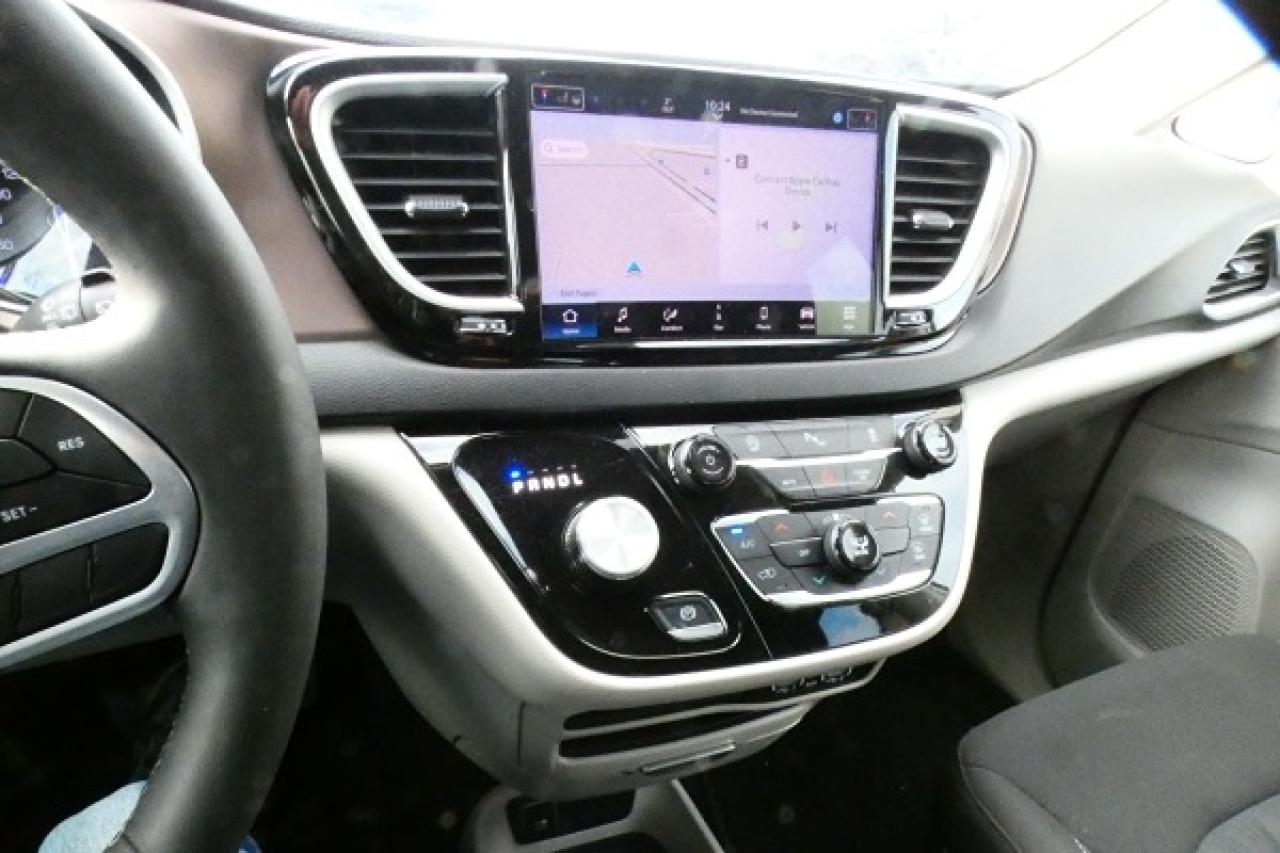 2024 Chrysler Grand Caravan SXT 2WD w/Htd cloth, Htd wheel, NAV, BUC - Photo #16