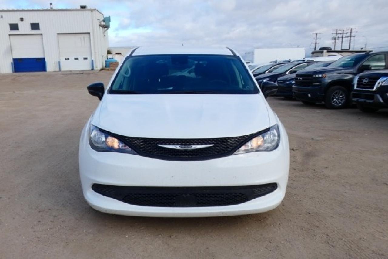 2024 Chrysler Grand Caravan SXT 2WD w/Htd cloth, Htd wheel, NAV, BUC - Photo #3