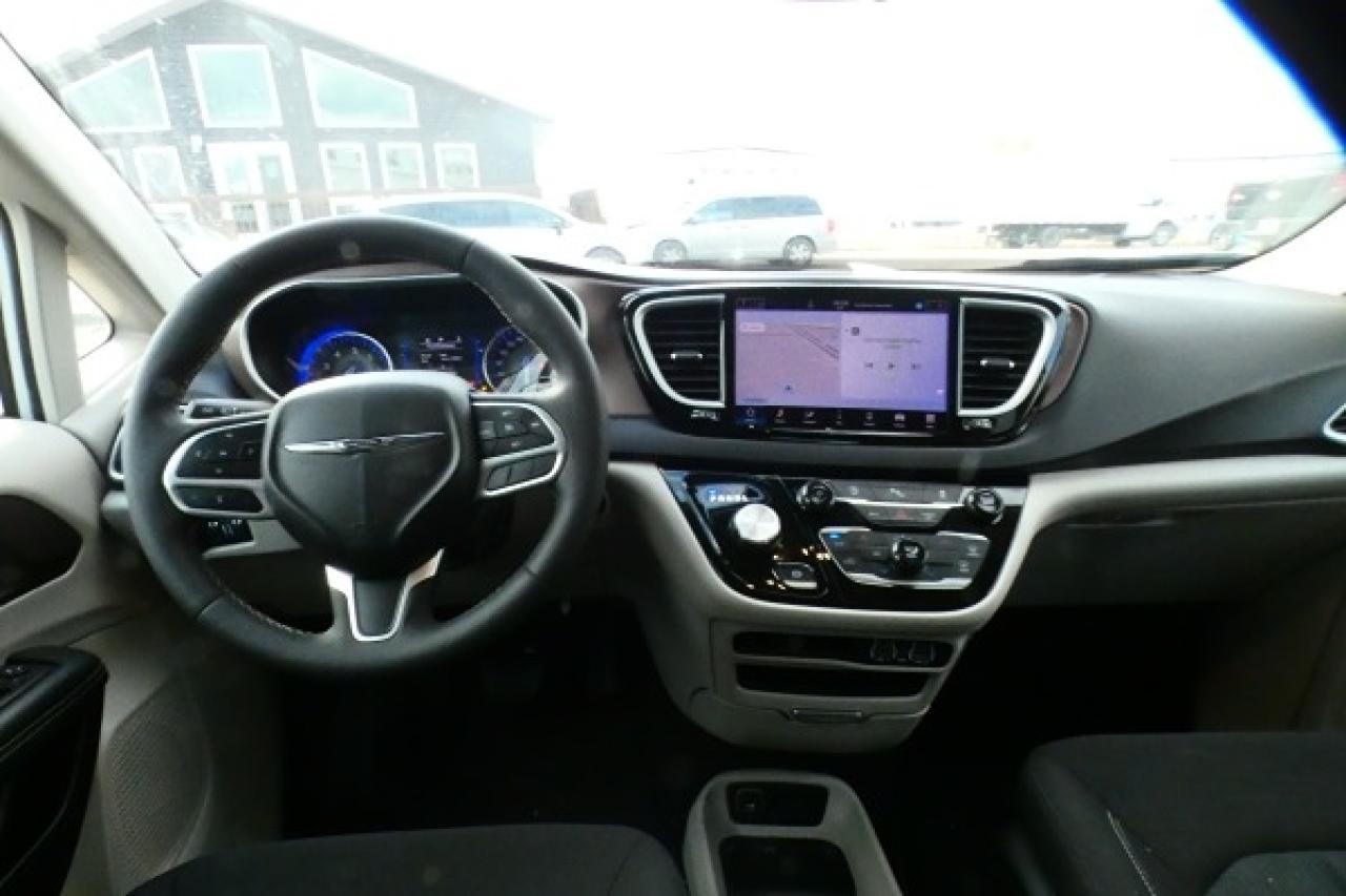 2024 Chrysler Grand Caravan SXT 2WD w/Htd cloth, Htd wheel, NAV, BUC - Photo #12