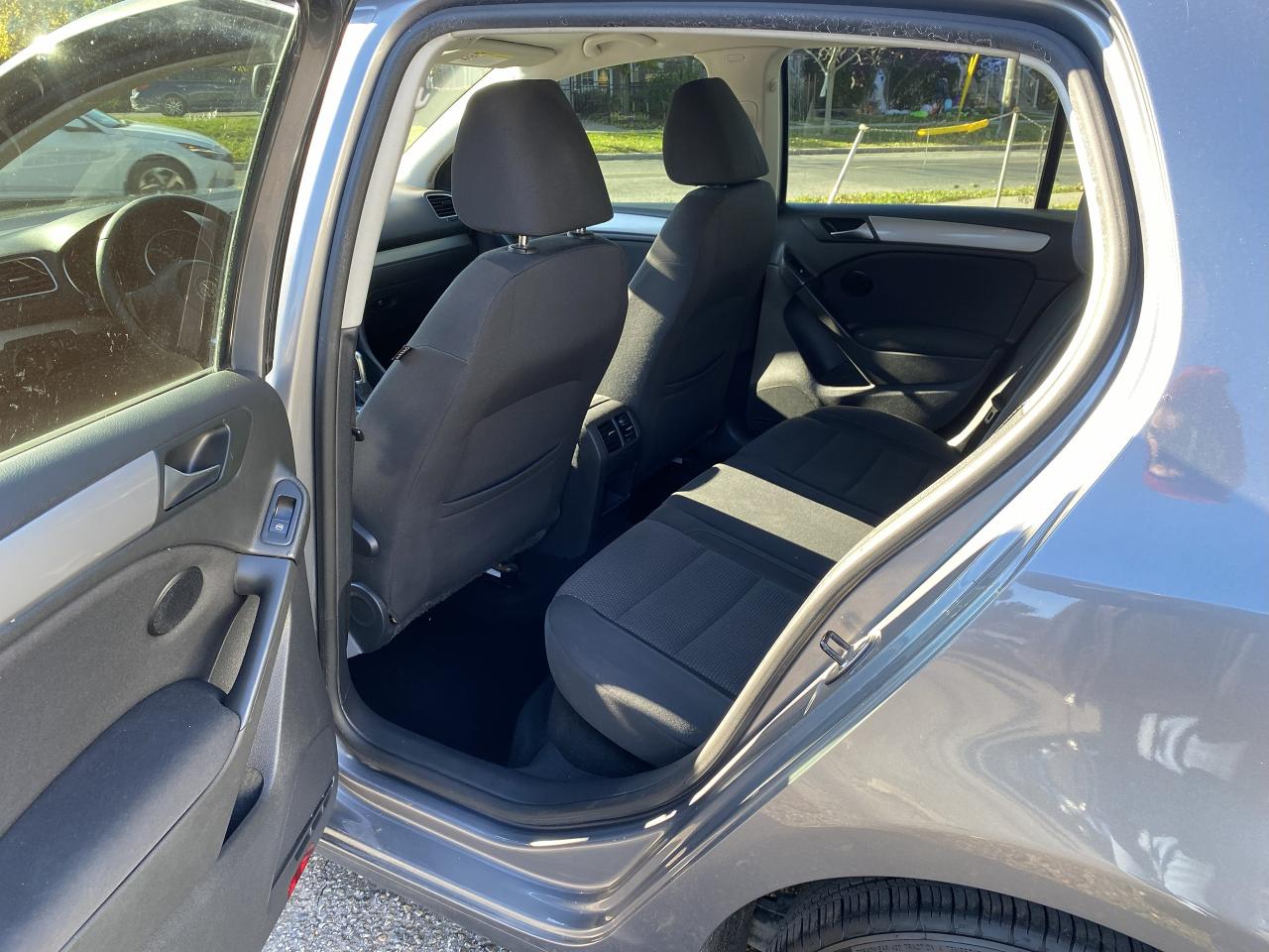 2011 Volkswagen Golf 1 Owner/Automatic/2.5L Gas Saver/Heated Seats - Photo #11