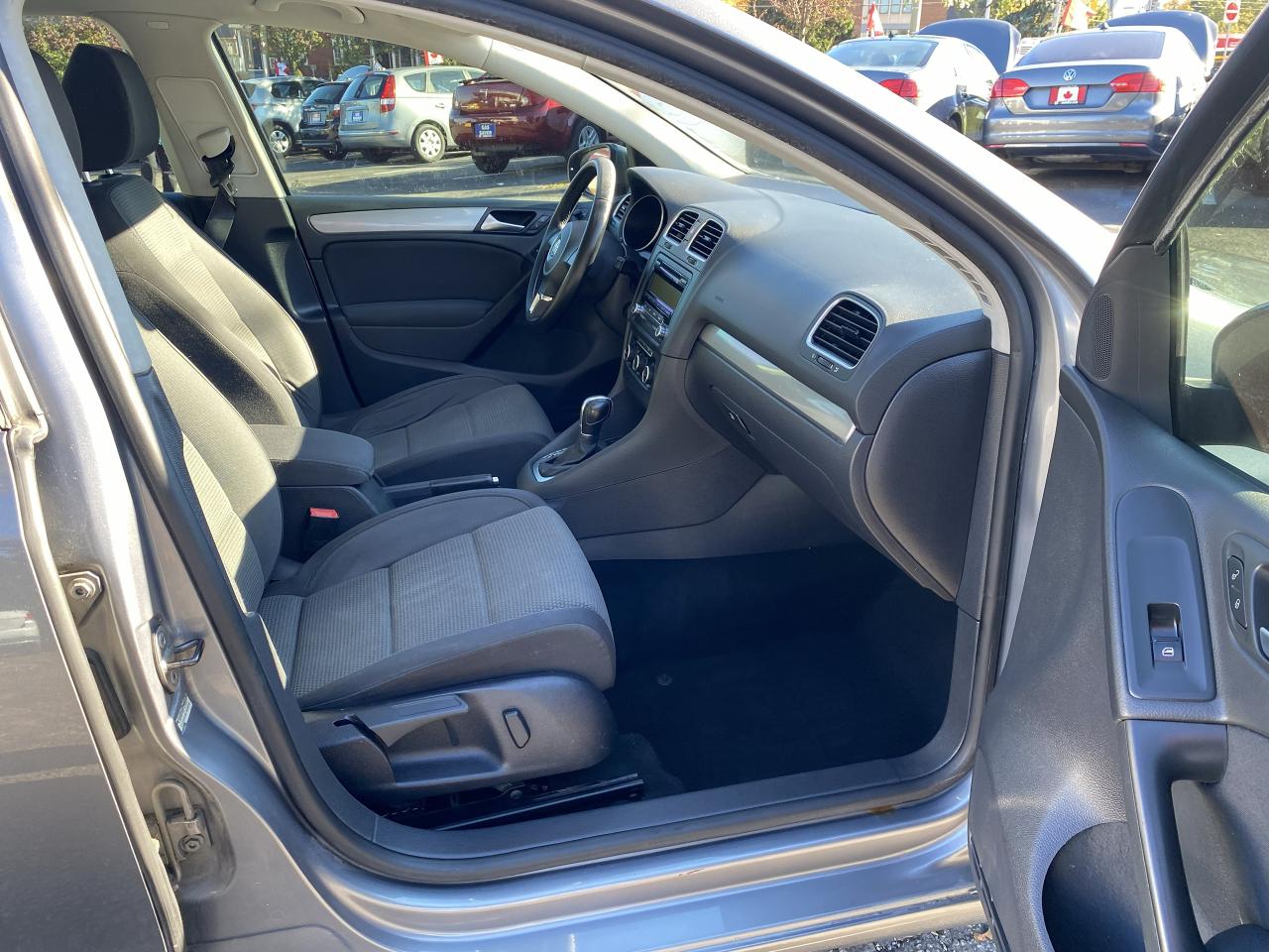 2011 Volkswagen Golf 1 Owner/Automatic/2.5L Gas Saver/Heated Seats - Photo #8