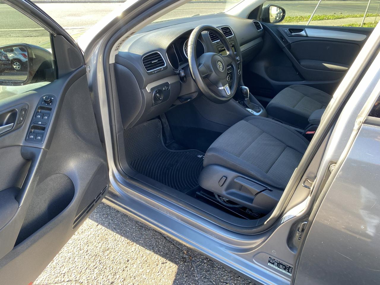 2011 Volkswagen Golf 1 Owner/Automatic/2.5L Gas Saver/Heated Seats - Photo #10