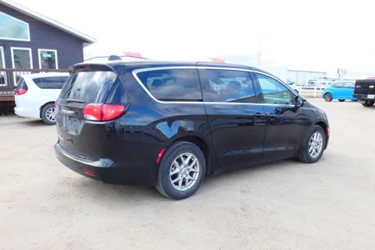 2024 Chrysler Grand Caravan SXT 2WD w/Htd cloth, Htd wheel, NAV, BUC - Photo #6