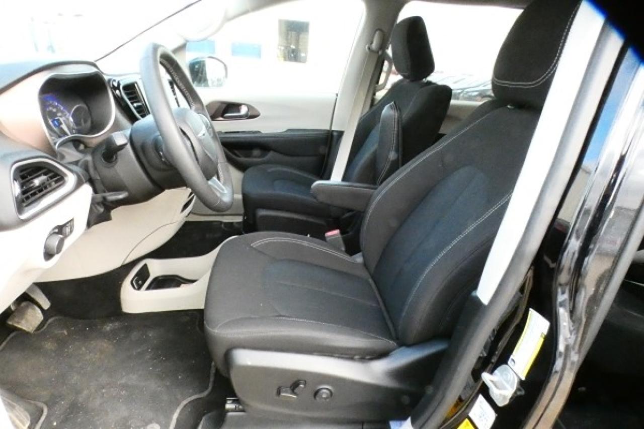 2024 Chrysler Grand Caravan SXT 2WD w/Htd cloth, Htd wheel, NAV, BUC - Photo #11