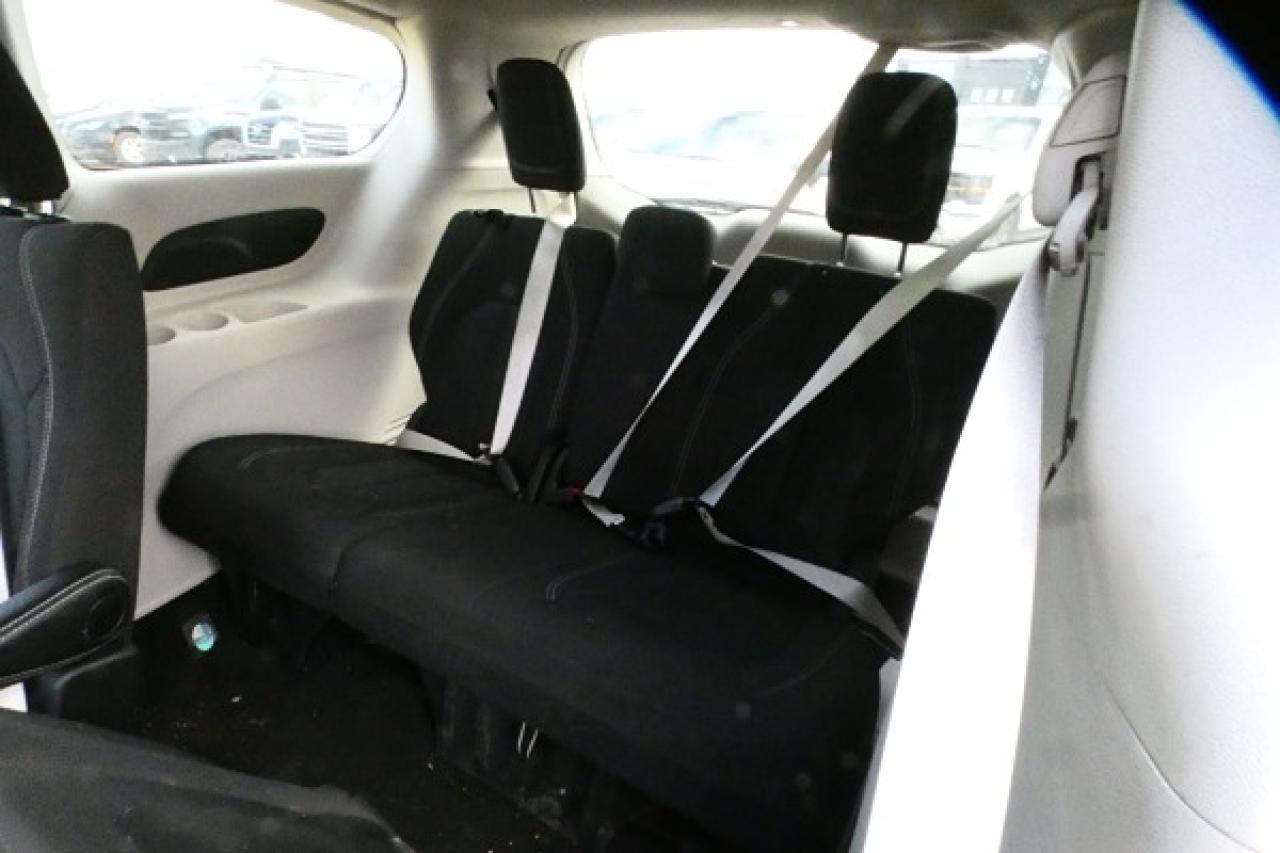 2024 Chrysler Grand Caravan SXT 2WD w/Htd cloth, Htd wheel, NAV, BUC - Photo #9