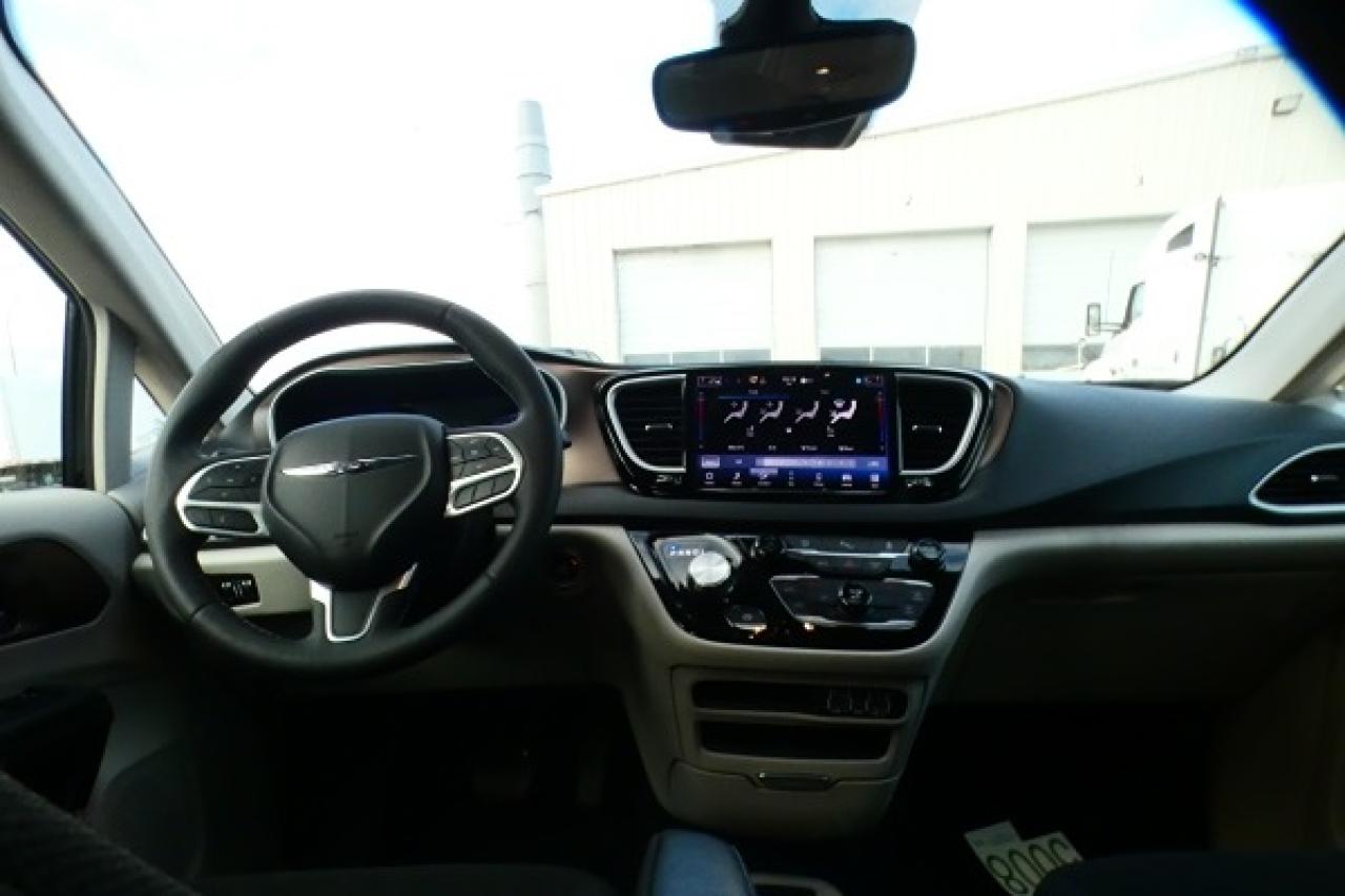 2024 Chrysler Grand Caravan SXT 2WD w/Htd cloth, Htd wheel, NAV, BUC - Photo #12