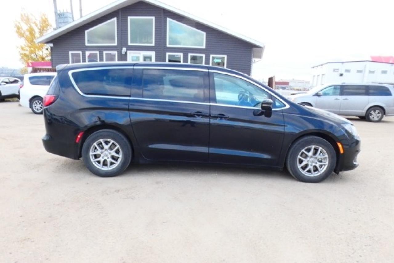 2024 Chrysler Grand Caravan SXT 2WD w/Htd cloth, Htd wheel, NAV, BUC - Photo #5