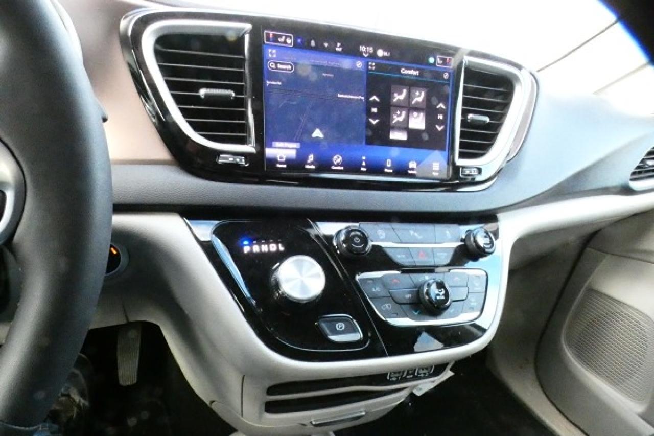 2024 Chrysler Grand Caravan SXT 2WD w/Htd cloth, Htd wheel, NAV, BUC - Photo #16