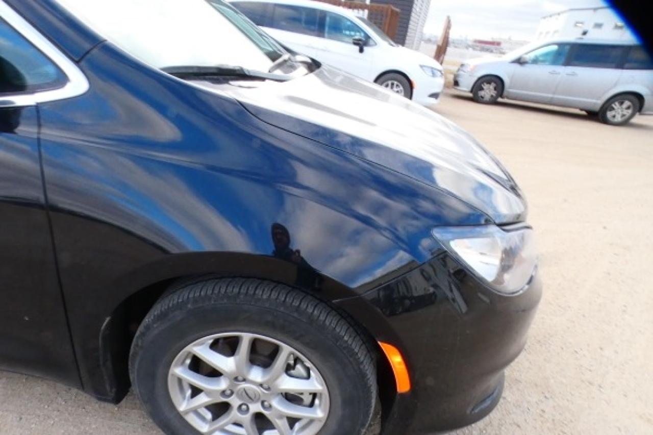 2024 Chrysler Grand Caravan SXT 2WD w/Htd cloth, Htd wheel, NAV, BUC - Photo #33