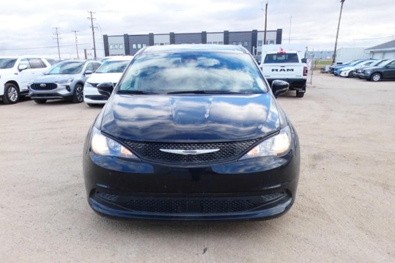 2024 Chrysler Grand Caravan SXT 2WD w/Htd cloth, Htd wheel, NAV, BUC - Photo #3