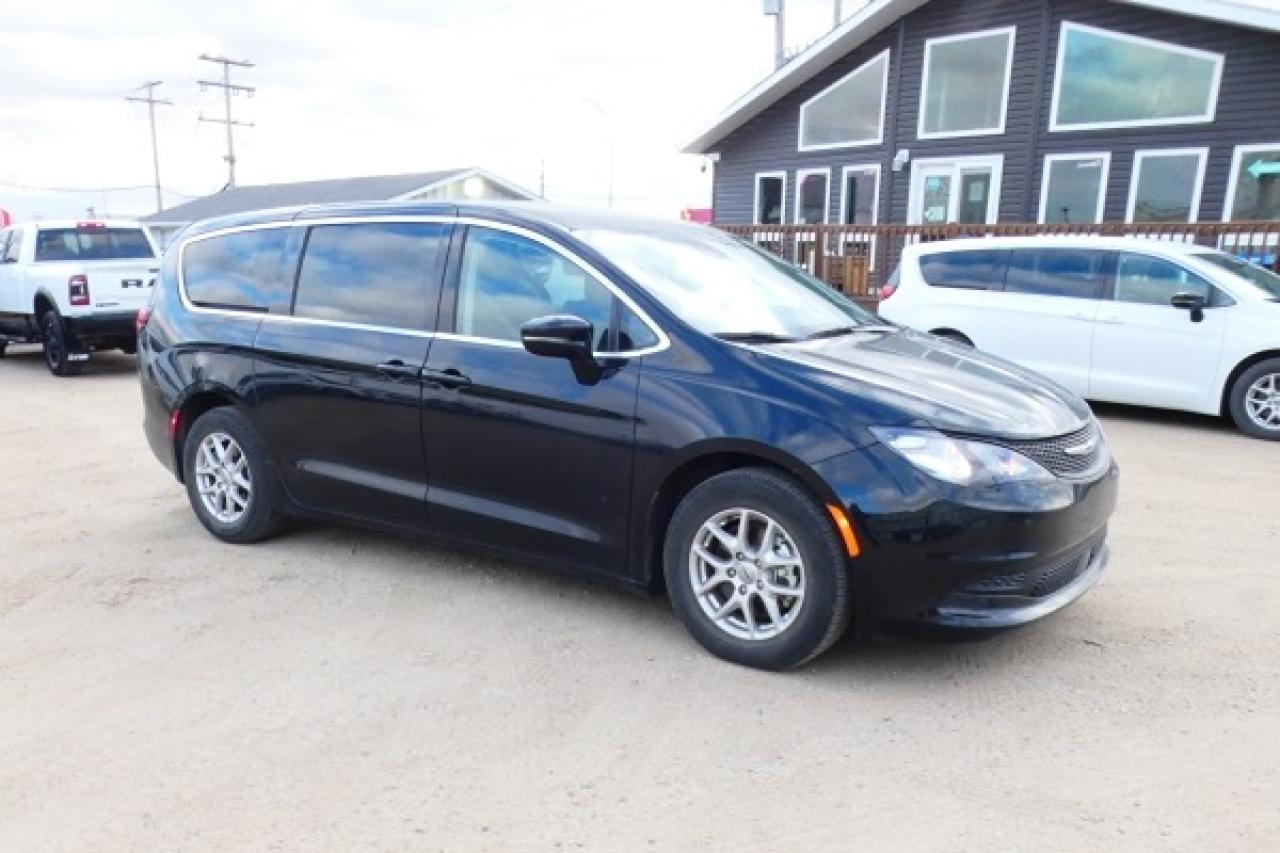 2024 Chrysler Grand Caravan SXT 2WD w/Htd cloth, Htd wheel, NAV, BUC - Photo #4