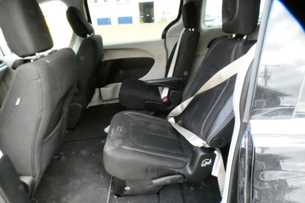 2024 Chrysler Grand Caravan SXT 2WD w/Htd cloth, Htd wheel, NAV, BUC - Photo #10