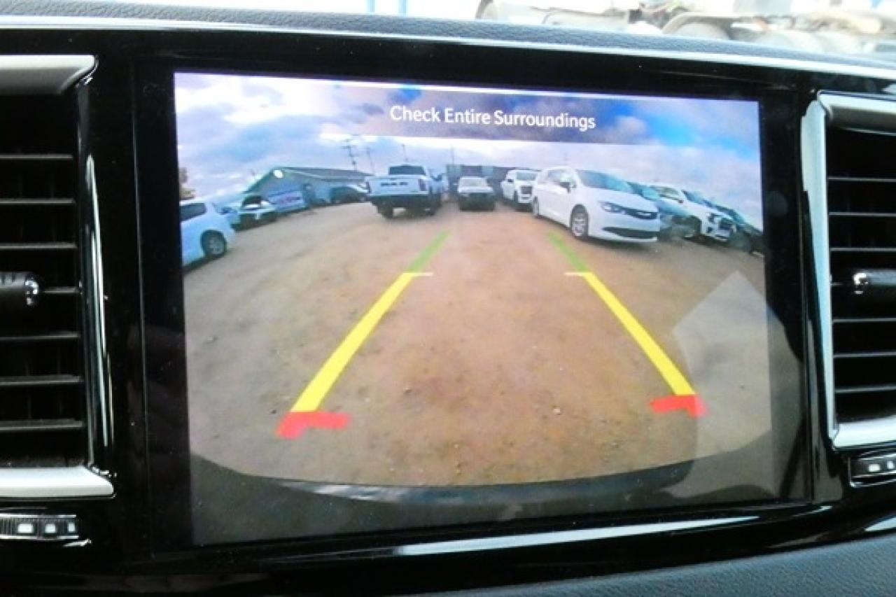 2024 Chrysler Grand Caravan SXT 2WD w/Htd cloth, Htd wheel, NAV, BUC - Photo #14