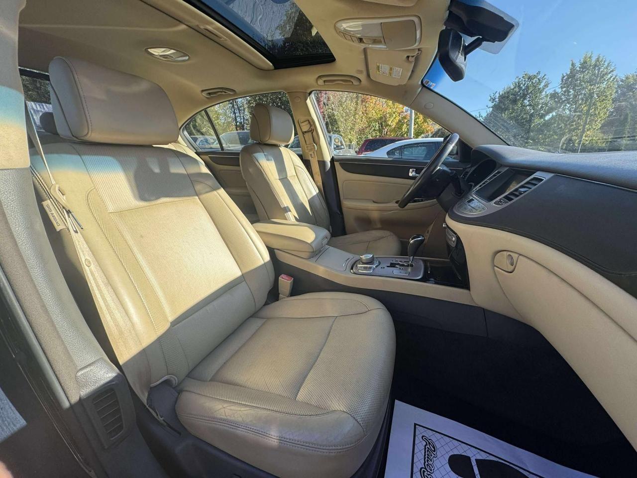 2011 Hyundai Genesis 4dr Sdn V8 - Photo #12