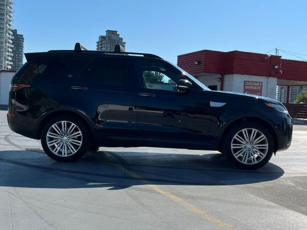 2017 Land Rover Discovery HSE LUXURY - Photo #3