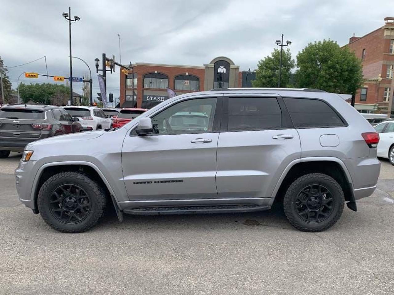 2020 Jeep Grand Cherokee Altitude - Photo #3
