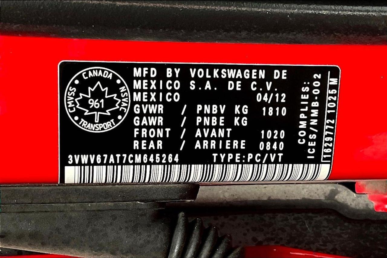 2012 Volkswagen Beetle 2.0T Turbo | Heated Leather | Sunroof | FWD Photo