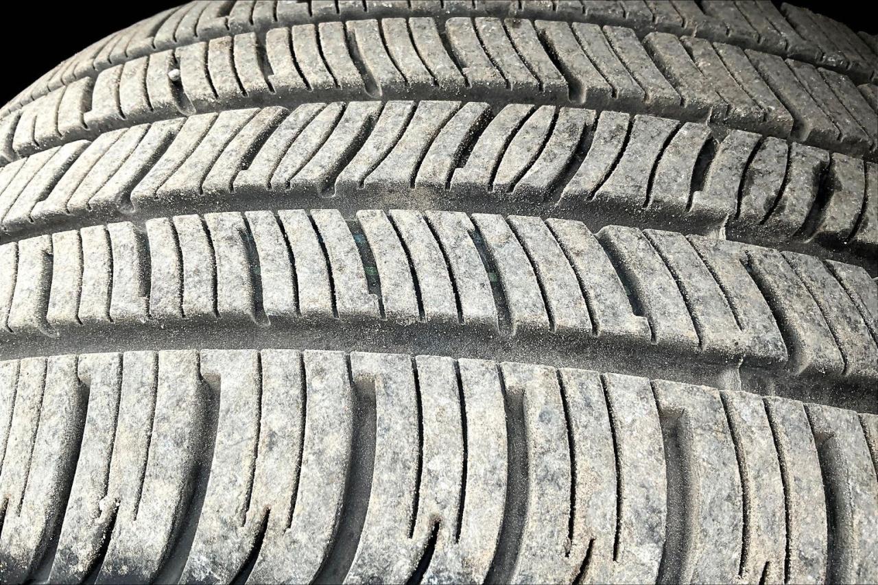 2012 Volkswagen Beetle 2.0T Turbo | Heated Leather | Sunroof | FWD Photo