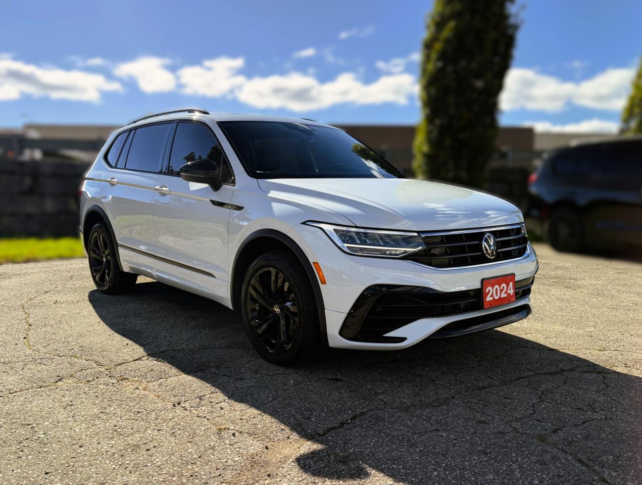 2024 Volkswagen Tiguan Comfortline R-Line Black Edition 4MOTION Photo2