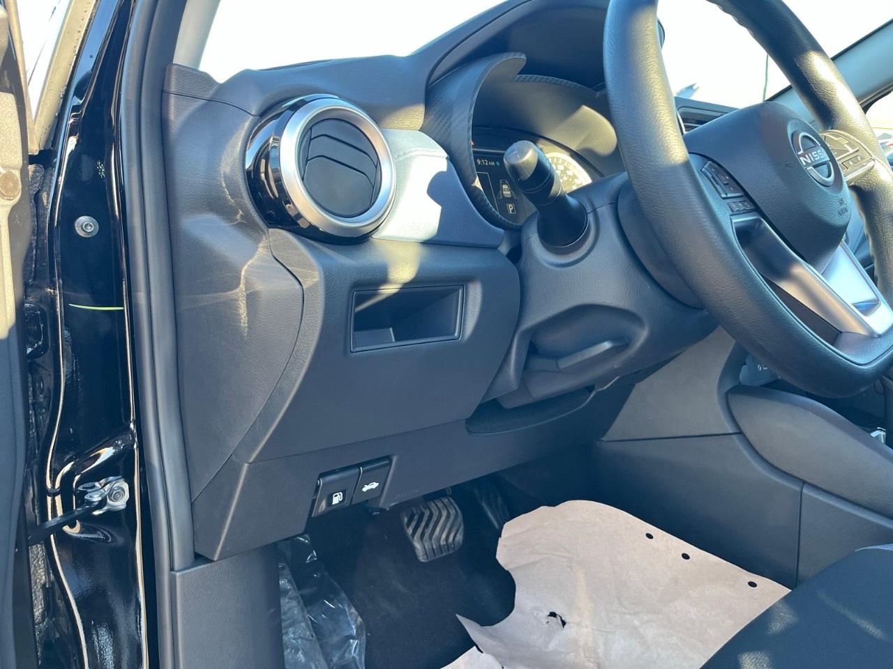 2025 Nissan Versa SV CVT Photo