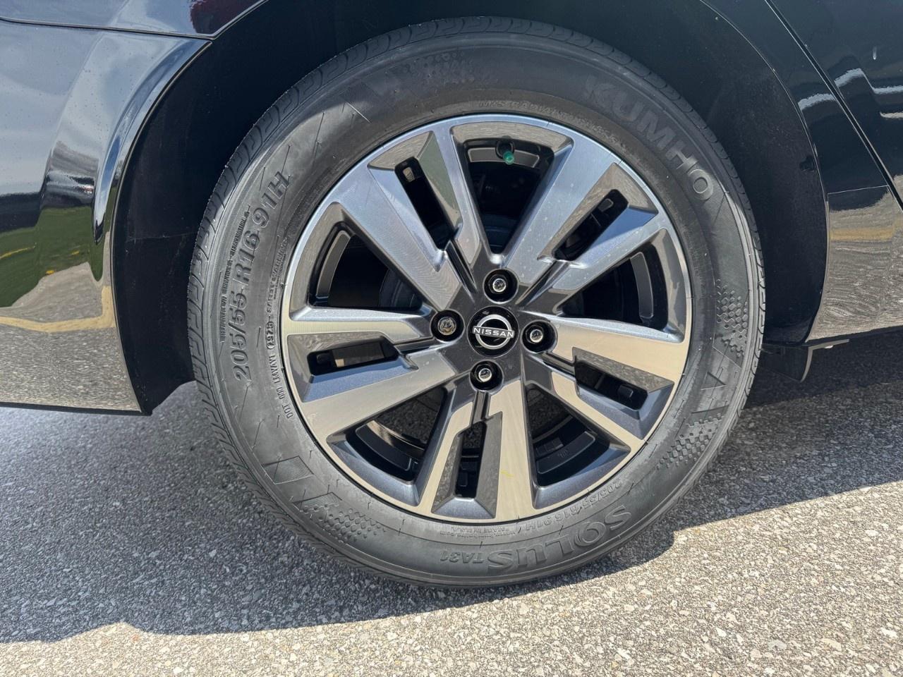 2025 Nissan Versa SV CVT Photo