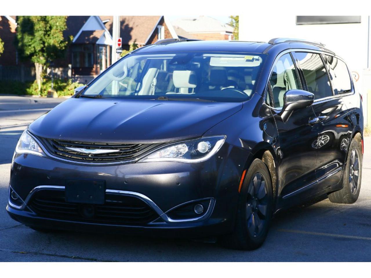2018 Chrysler Pacifica Hybrid Limited Hybrid Photo2