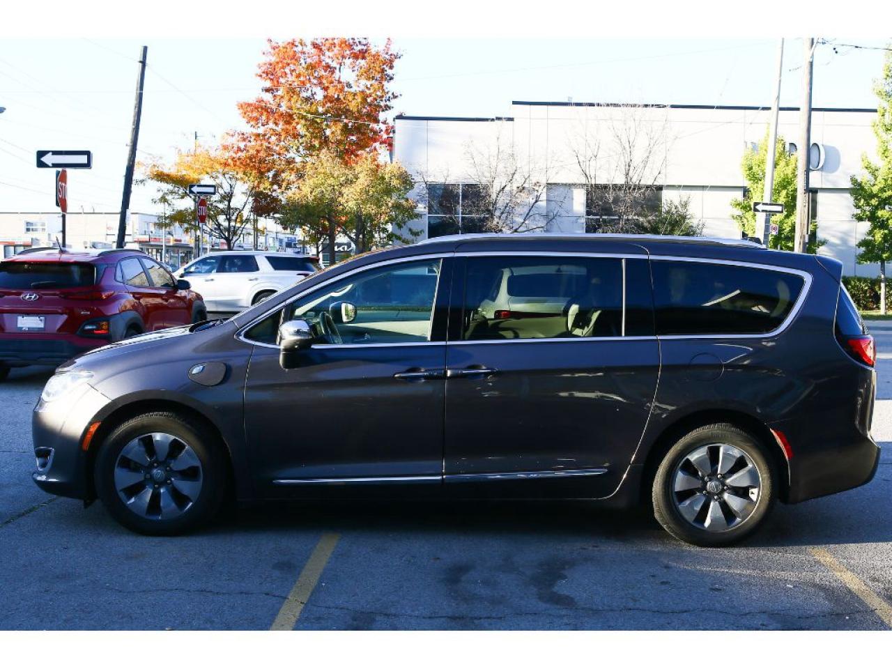 2018 Chrysler Pacifica Hybrid Limited Hybrid Photo3