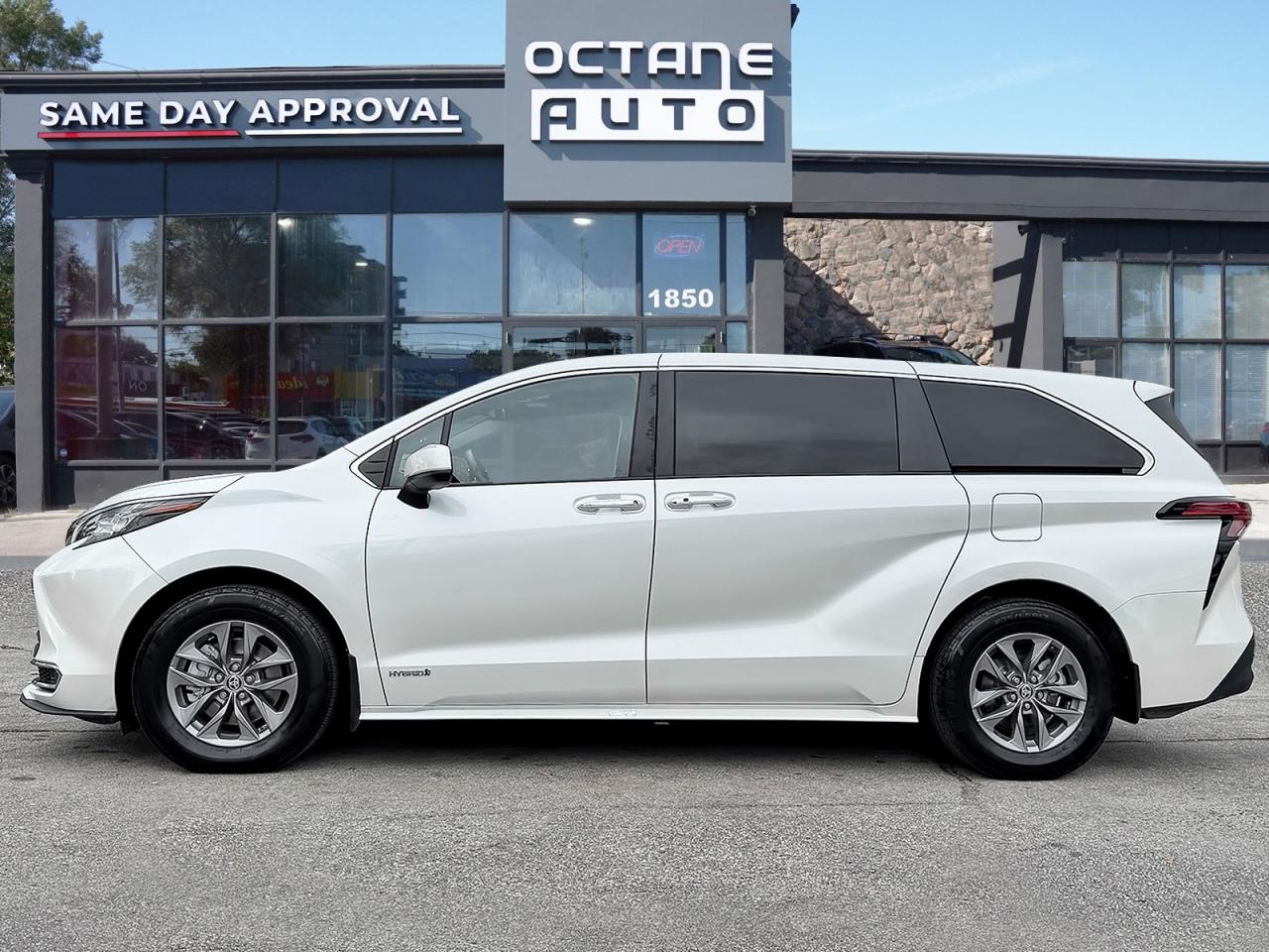 2021 Toyota Sienna XLE AWD - Photo #3