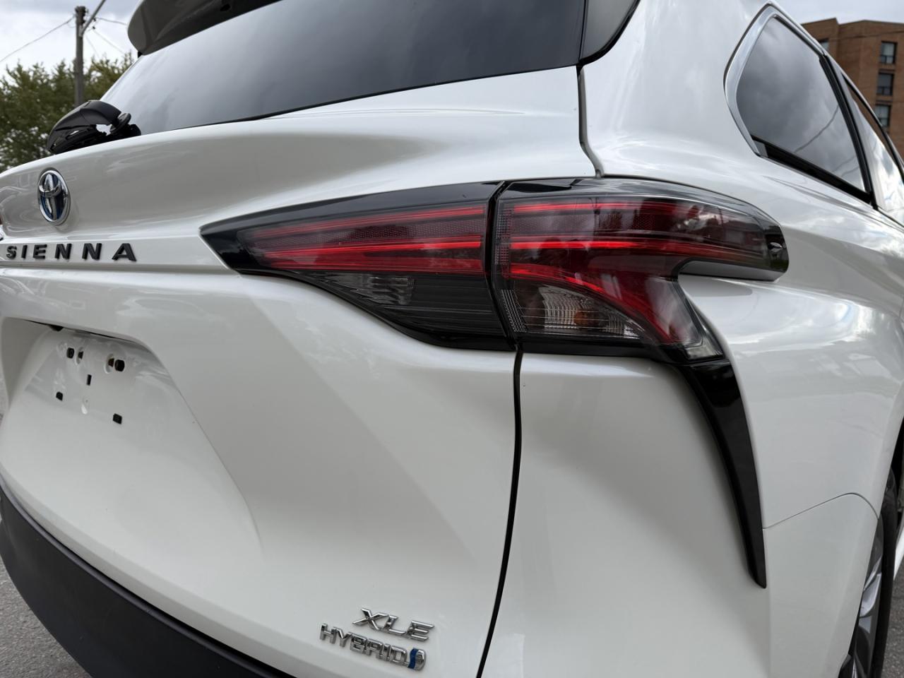2021 Toyota Sienna XLE AWD - Photo #6
