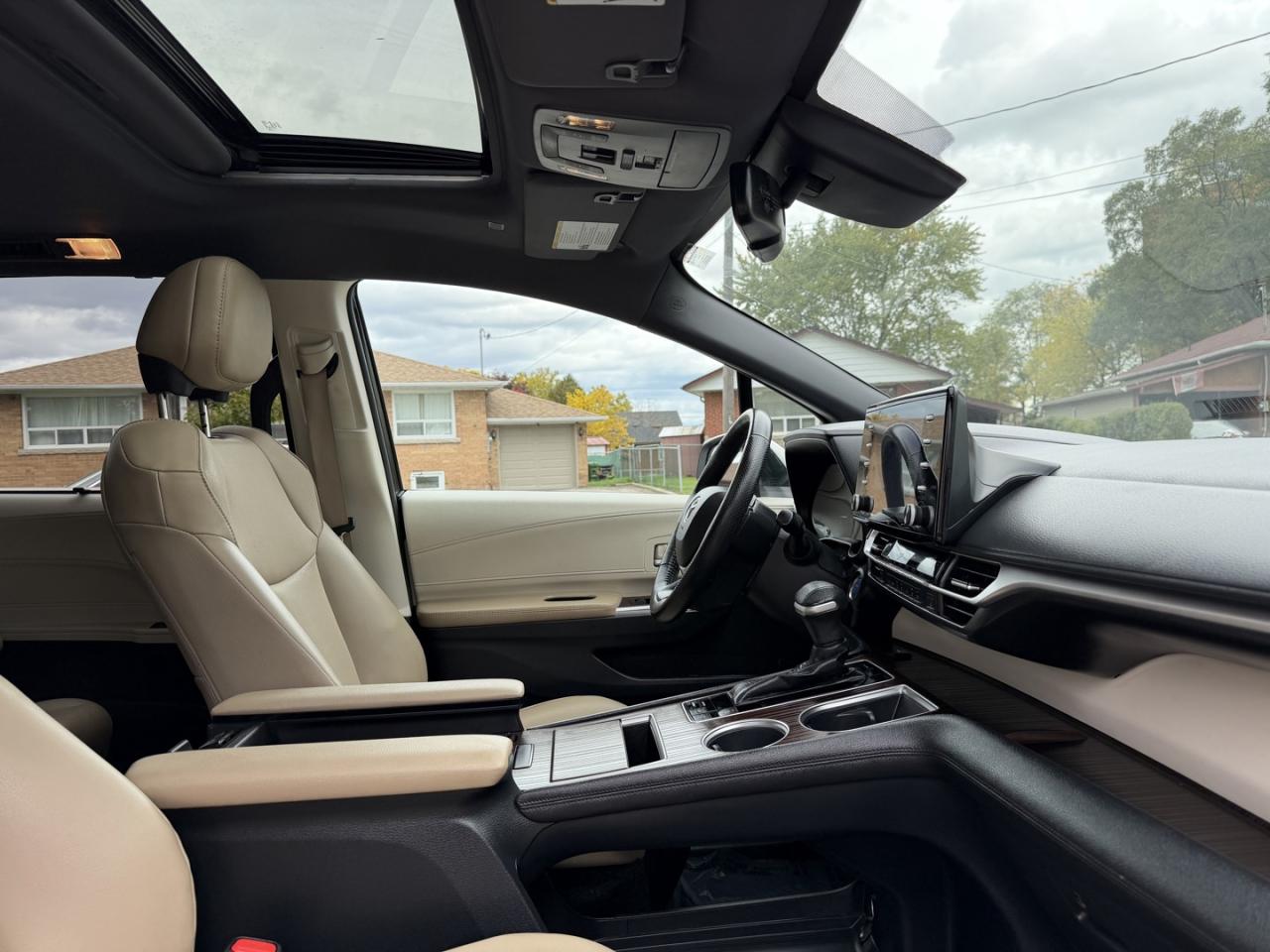 2021 Toyota Sienna XLE AWD - Photo #8