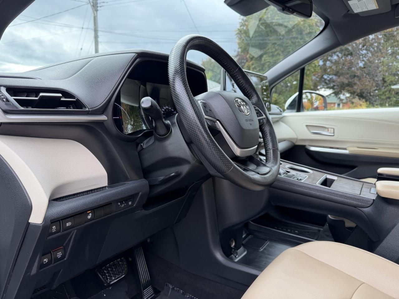 2021 Toyota Sienna XLE AWD - Photo #14