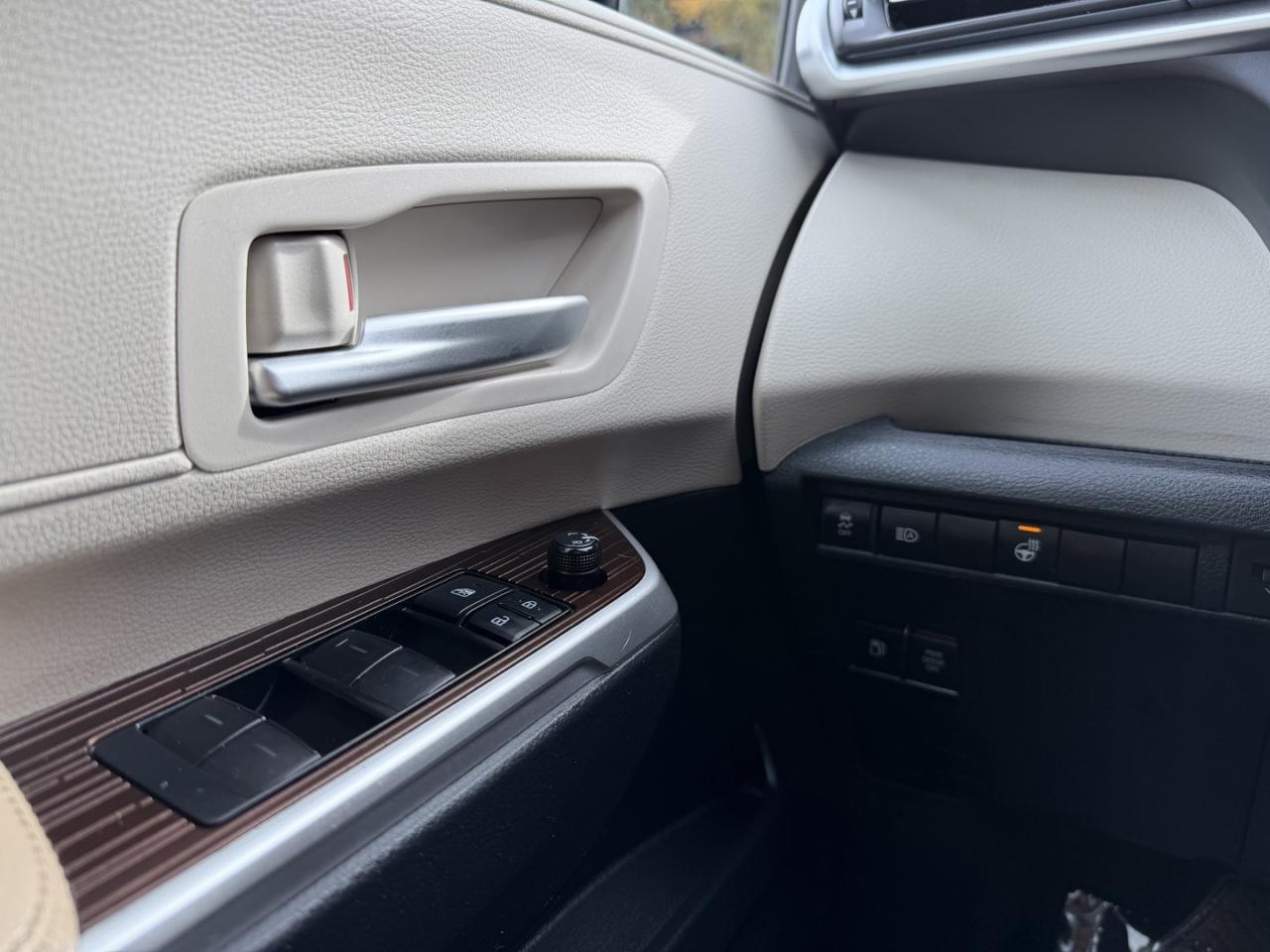 2021 Toyota Sienna XLE AWD - Photo #19