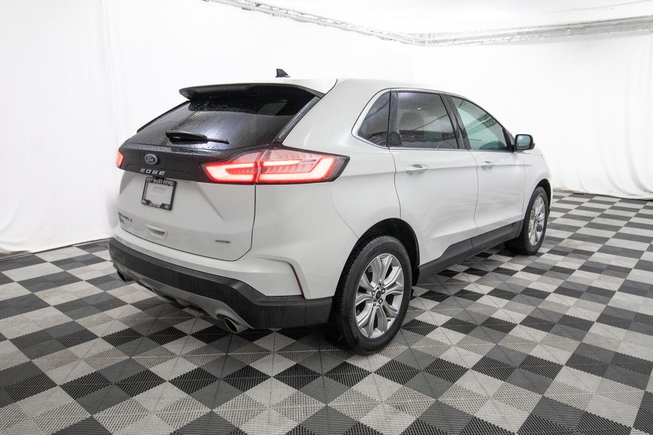 2023 Ford Edge Titanium AWD Photo5