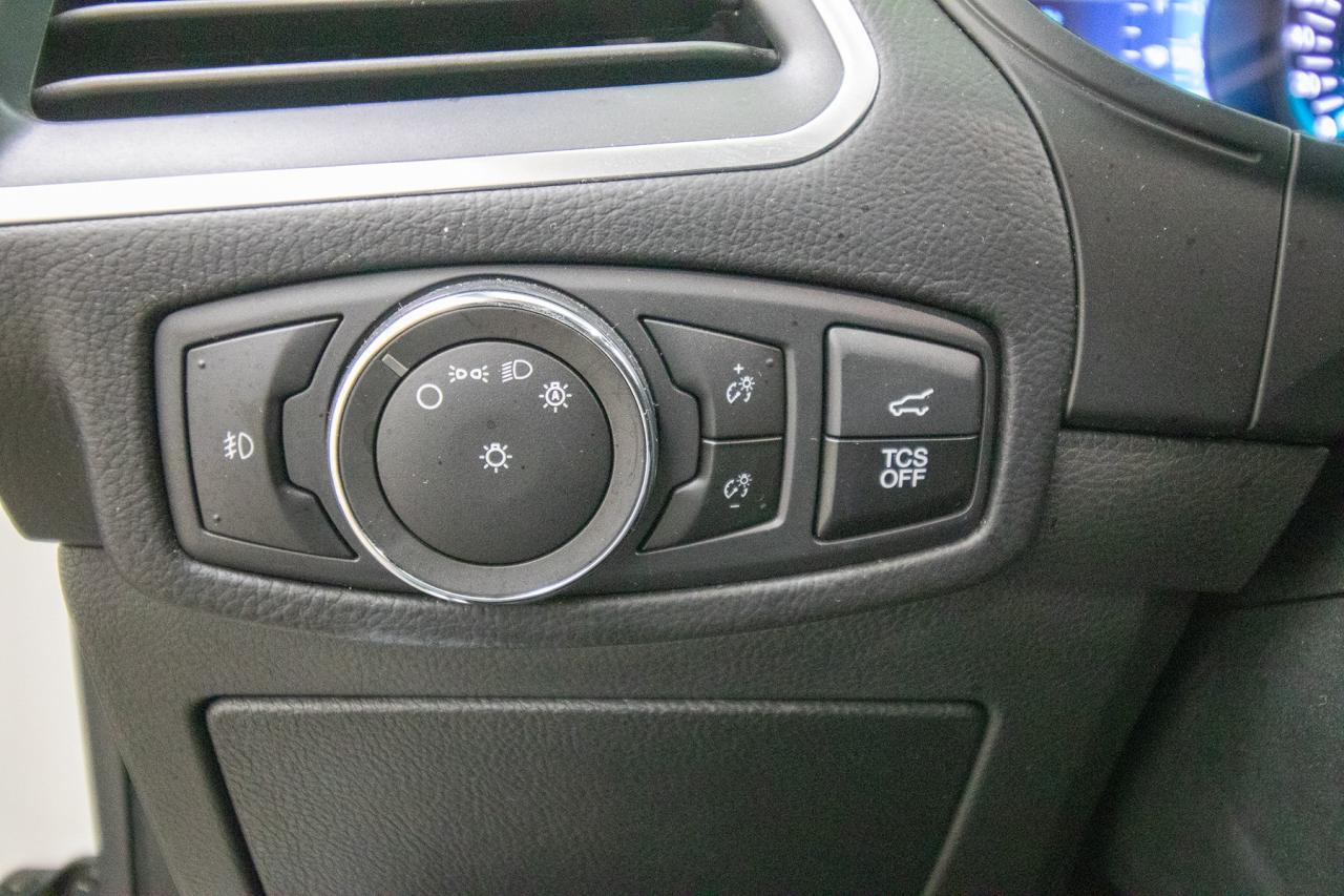 2023 Ford Edge Titanium AWD Photo5