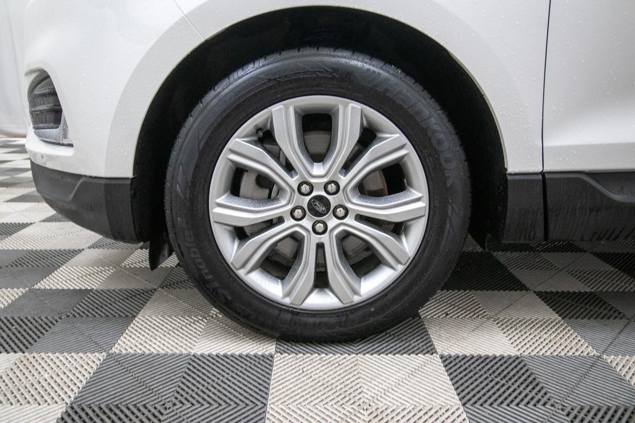 2023 Ford Edge Titanium AWD Photo5