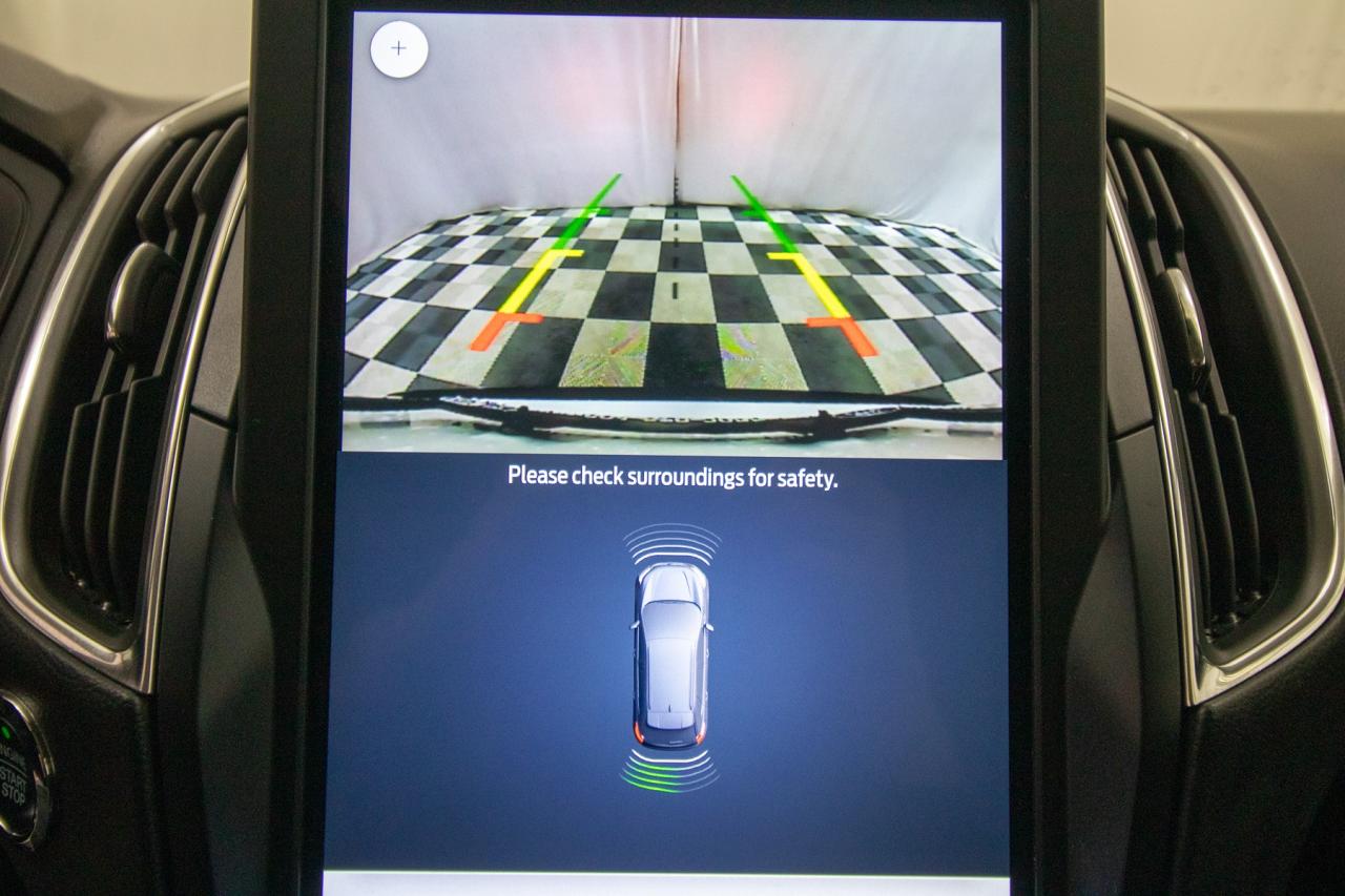 2023 Ford Edge Titanium AWD Photo5