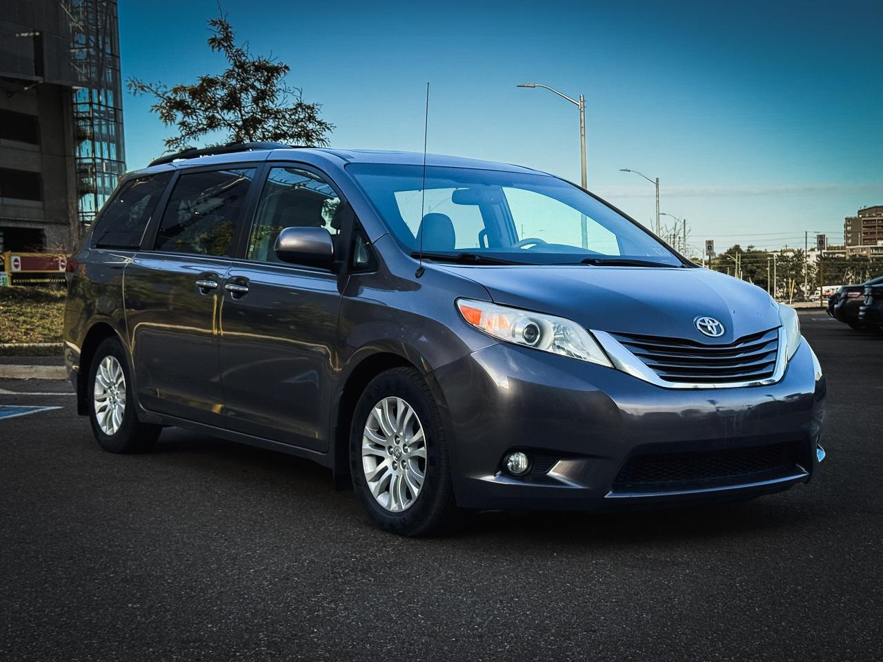 2014 Toyota Sienna 5dr XLE 7-Pass FWD | CLEAN TITLE | - Photo #3