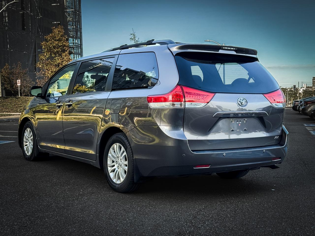 2014 Toyota Sienna 5dr XLE 7-Pass FWD | CLEAN TITLE | - Photo #6