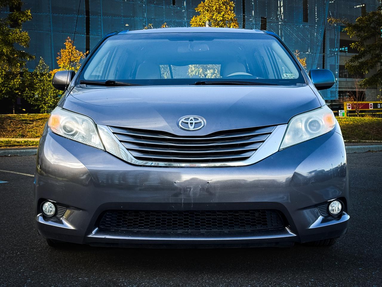 2014 Toyota Sienna 5dr XLE 7-Pass FWD | CLEAN TITLE | - Photo #2