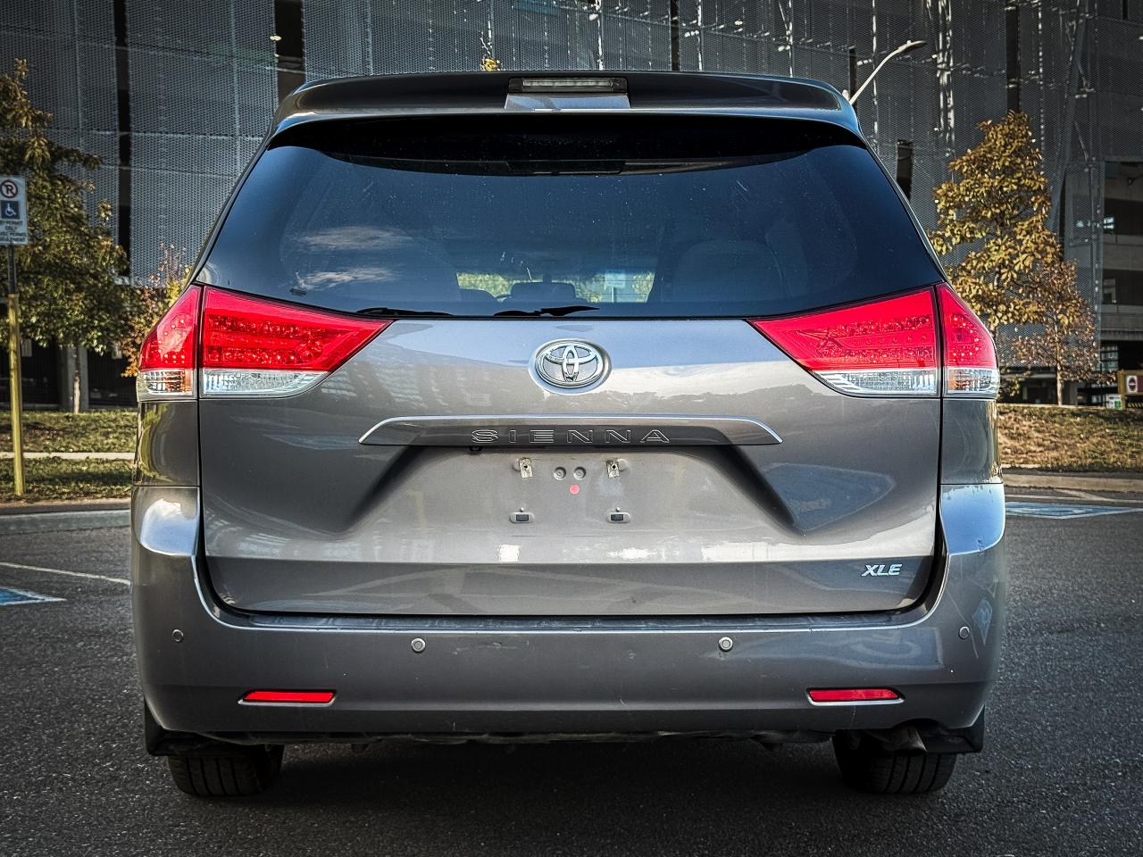 2014 Toyota Sienna 5dr XLE 7-Pass FWD | CLEAN TITLE | - Photo #5