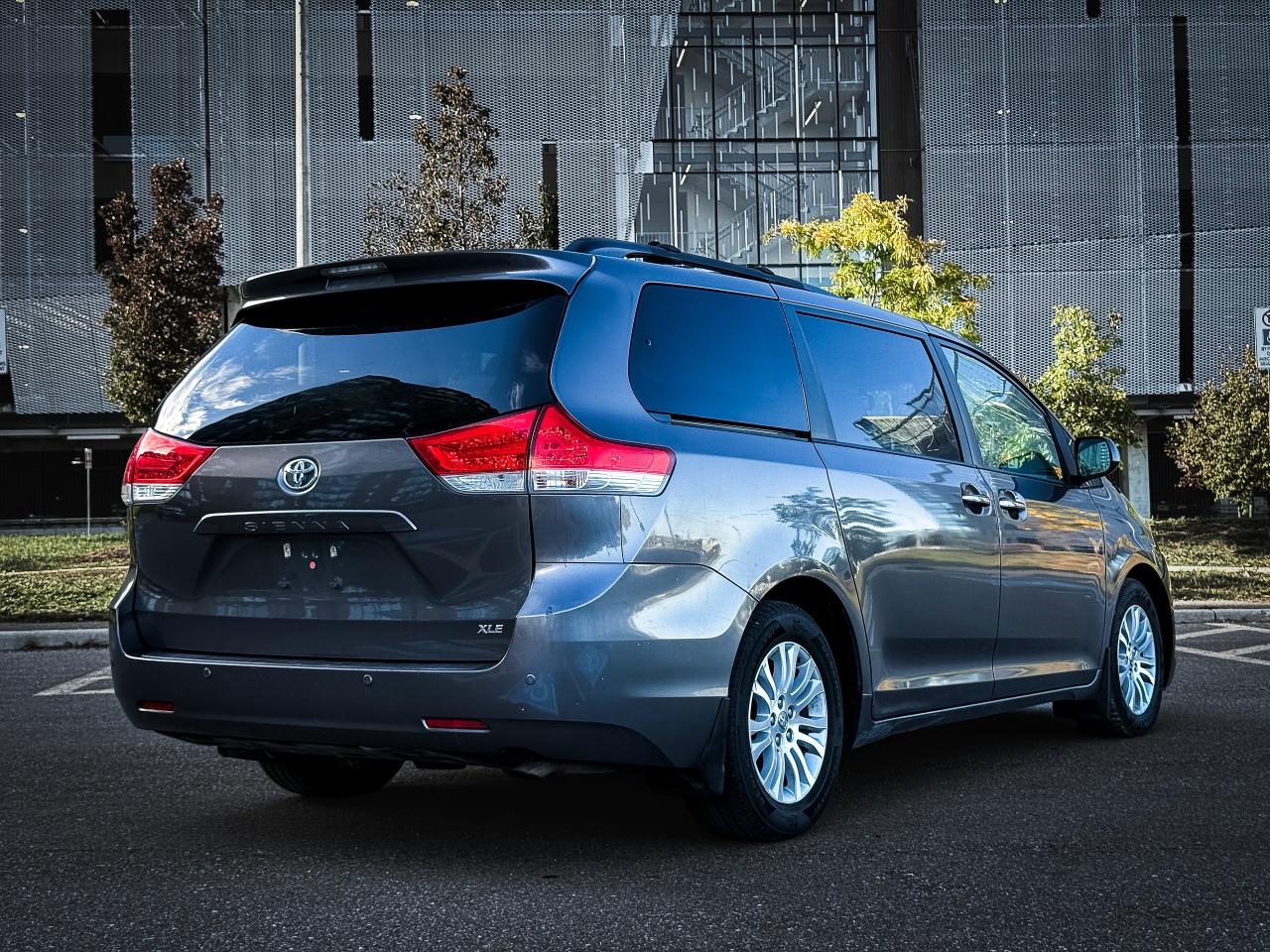 2014 Toyota Sienna 5dr XLE 7-Pass FWD | CLEAN TITLE | - Photo #4