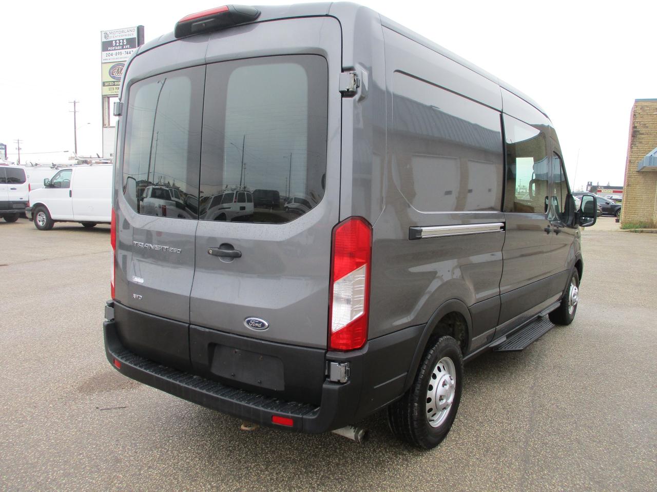 2021 Ford Transit 250  - Photo #5