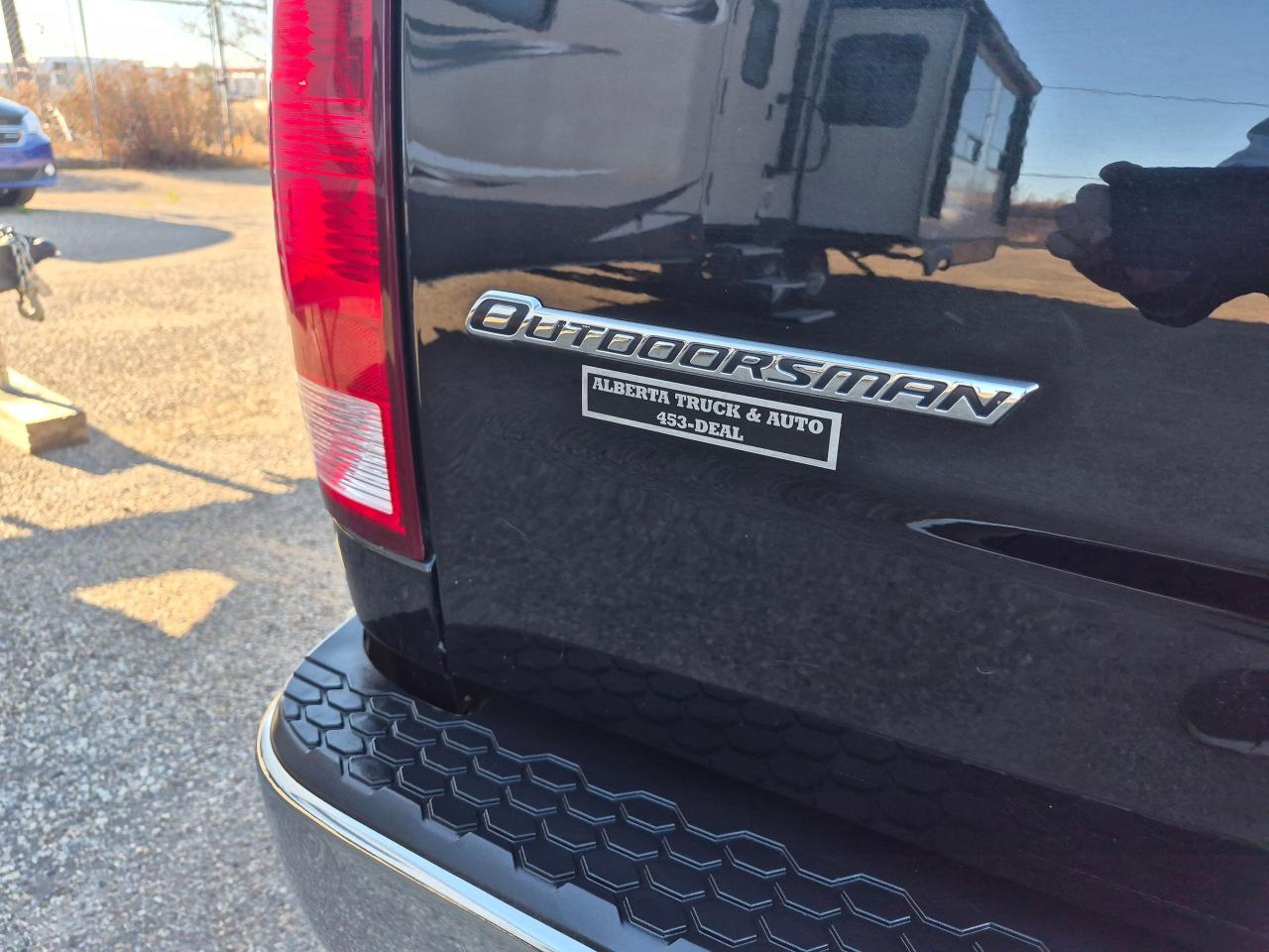 2017 RAM 1500 Outdoorsman, Crew 4x4, BU Cam, Tow Package 5.7 Hem - Photo #9