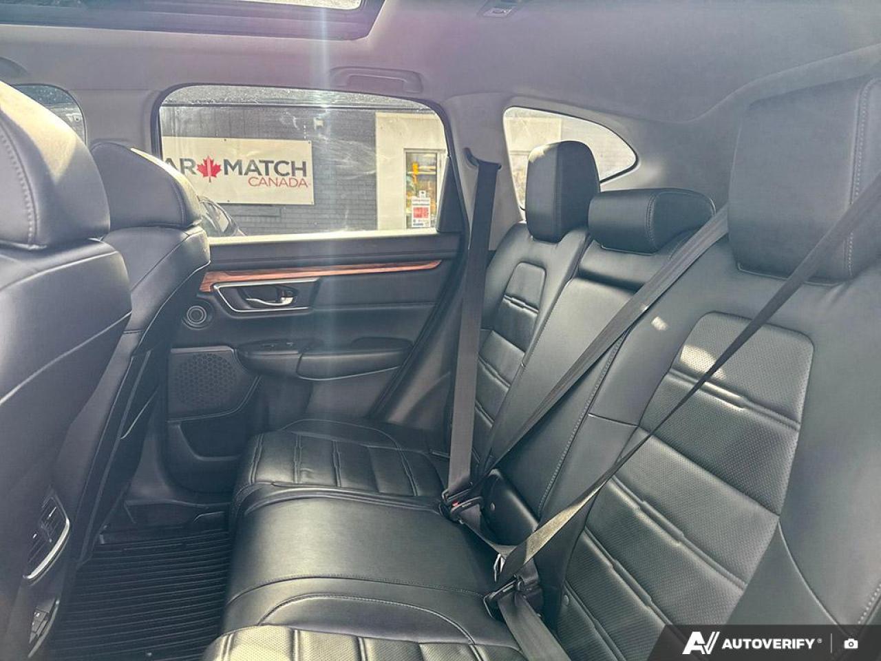 2018 Honda CR-V TOURING / NAV / PANO ROOF / LEATHER / AWD / LOADED Photo