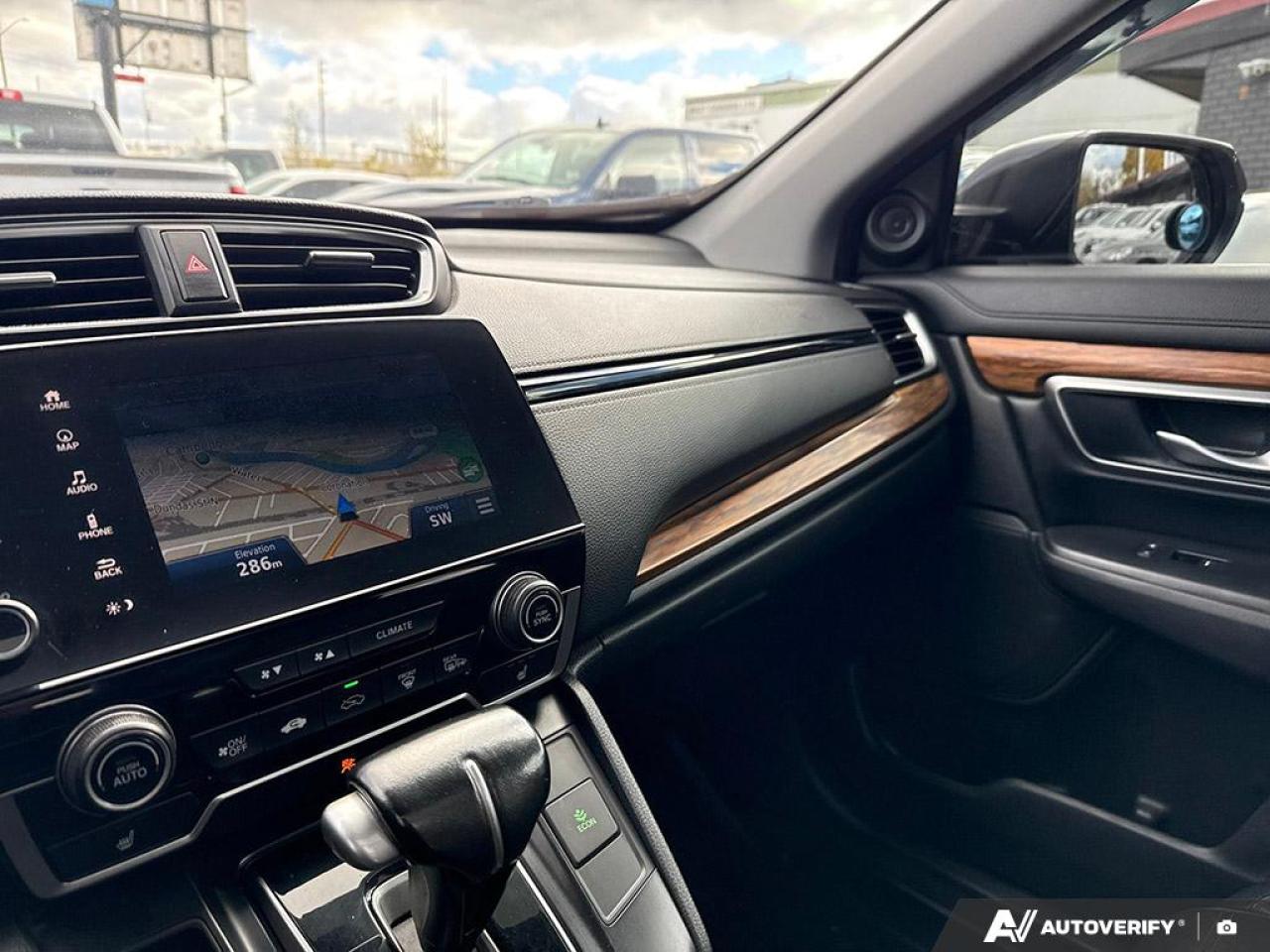 2018 Honda CR-V TOURING / NAV / PANO ROOF / LEATHER / AWD / LOADED Photo