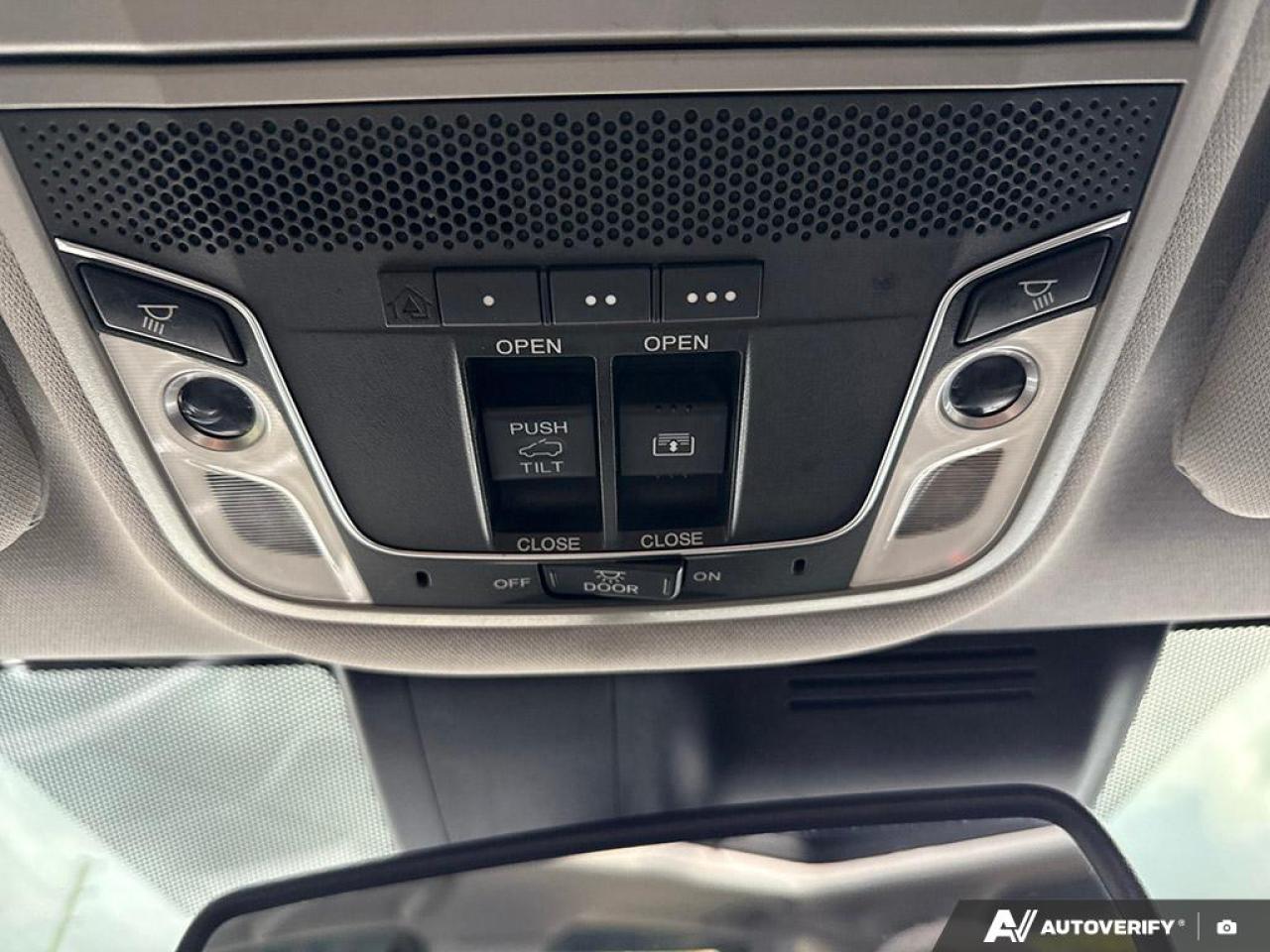 2018 Honda CR-V TOURING / NAV / PANO ROOF / LEATHER / AWD / LOADED Photo