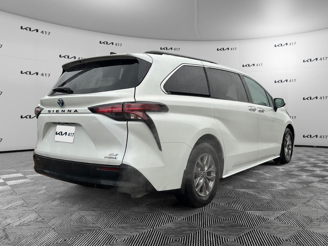 2022 Toyota Sienna XLE 8-Passenger FWD Photo4