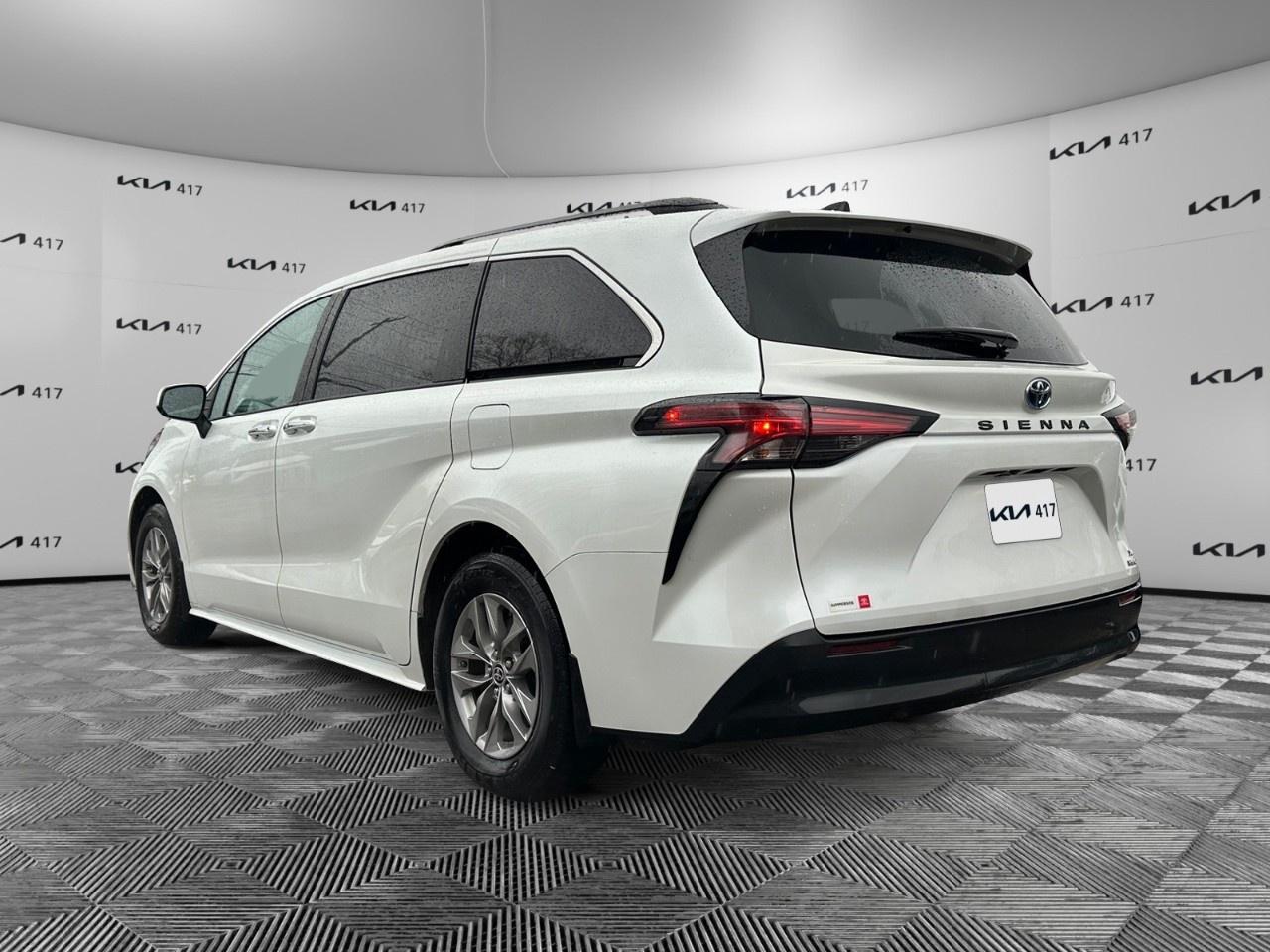 2022 Toyota Sienna XLE 8-Passenger FWD Photo2
