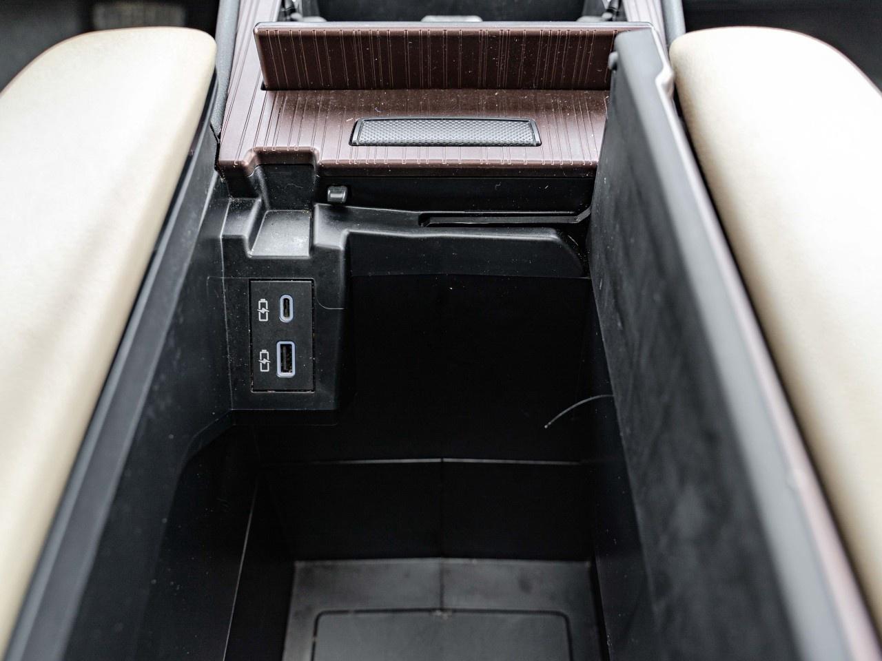 2022 Toyota Sienna XLE 8-Passenger FWD Photo