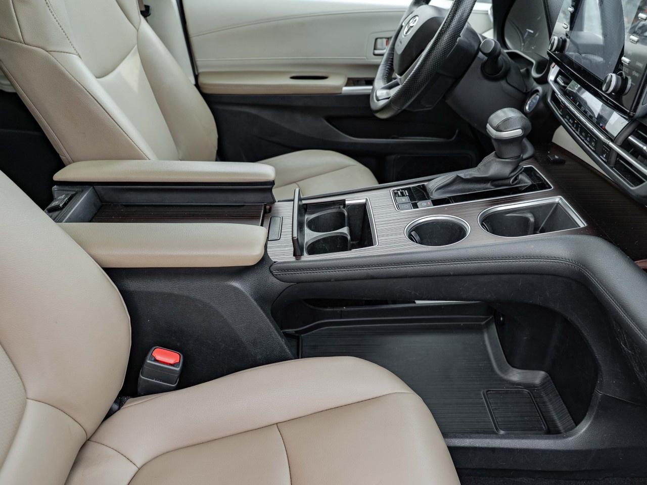 2022 Toyota Sienna XLE 8-Passenger FWD Photo